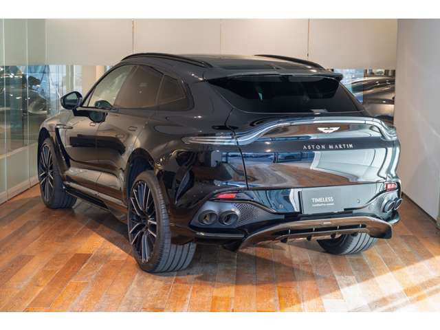 Aston Martin DBX 6
