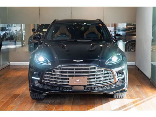 Aston Martin DBX 8