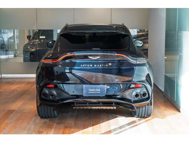 Aston Martin DBX 10