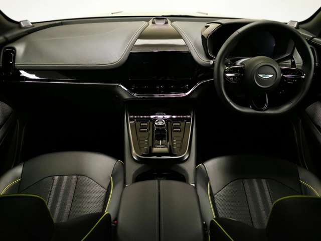 Aston Martin DBX 4