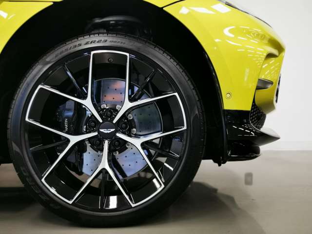 Aston Martin DBX 5