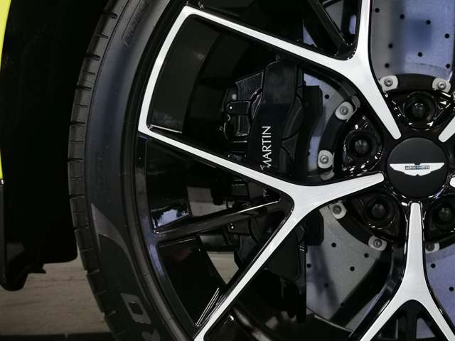 Aston Martin DBX 6