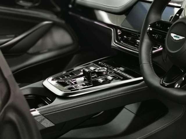 Aston Martin DBX 10