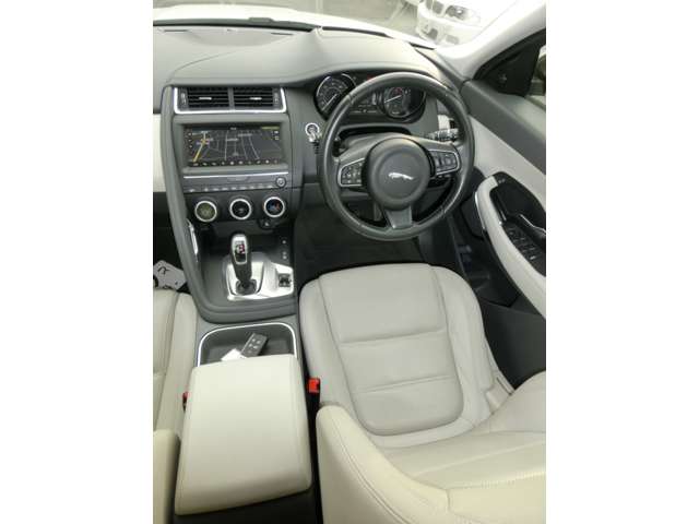 Jaguar E-Pace 11