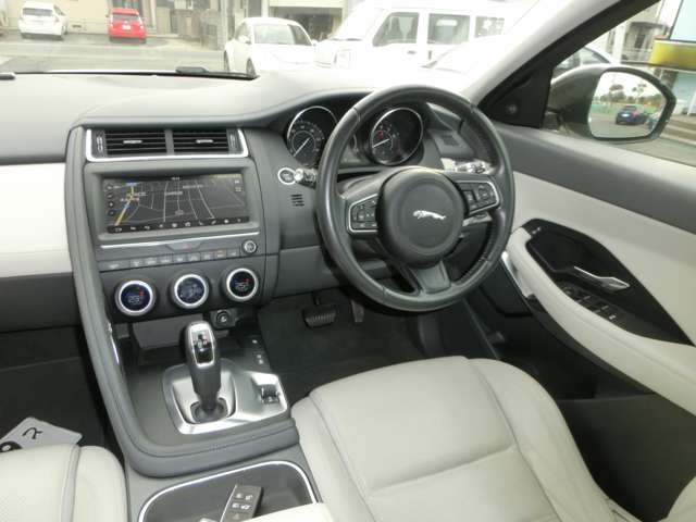 Jaguar E-Pace 10