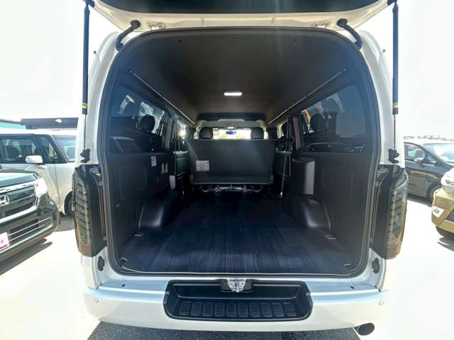 Toyota Hiace Van 12