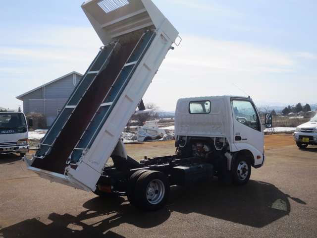 Hino Dutro 3