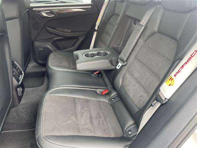 Porsche Macan 8