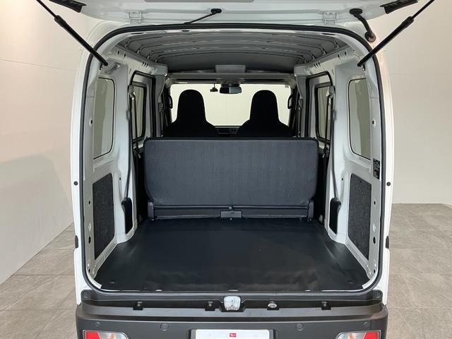 Daihatsu Hijet Cargo 7