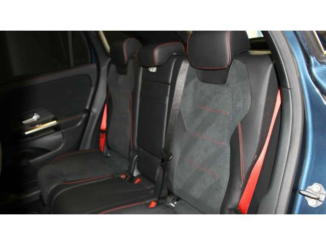 Mercedes-Benz GLA-Class 11