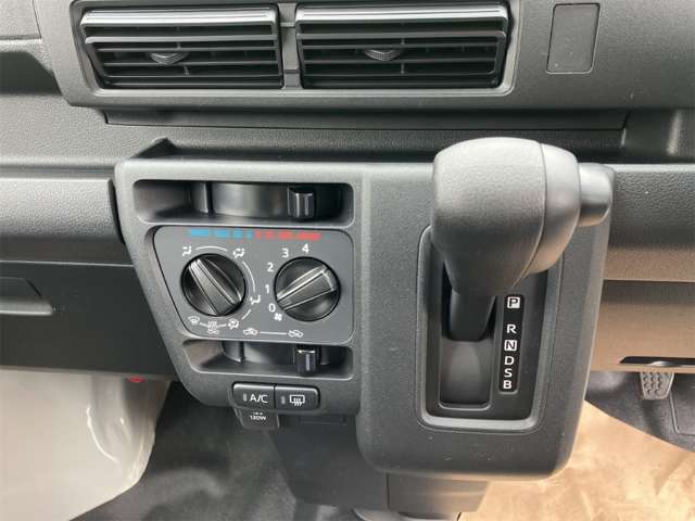 Daihatsu Hijet Cargo 4