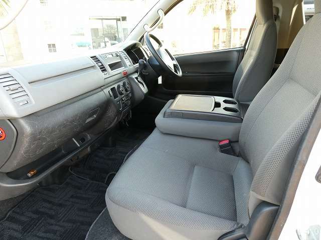Toyota Hiace Van 4