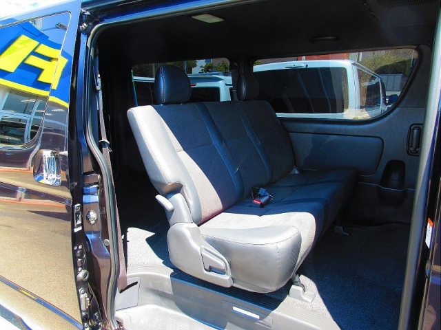 Toyota Hiace Van 5