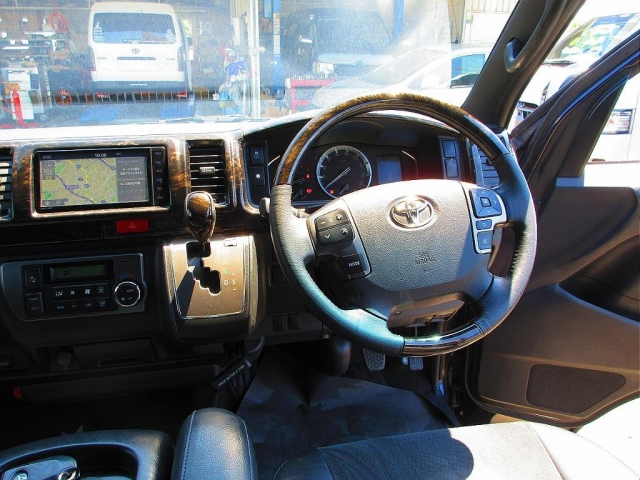 Toyota Hiace Van 10