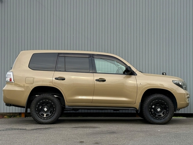 Toyota Land Cruiser 200 11