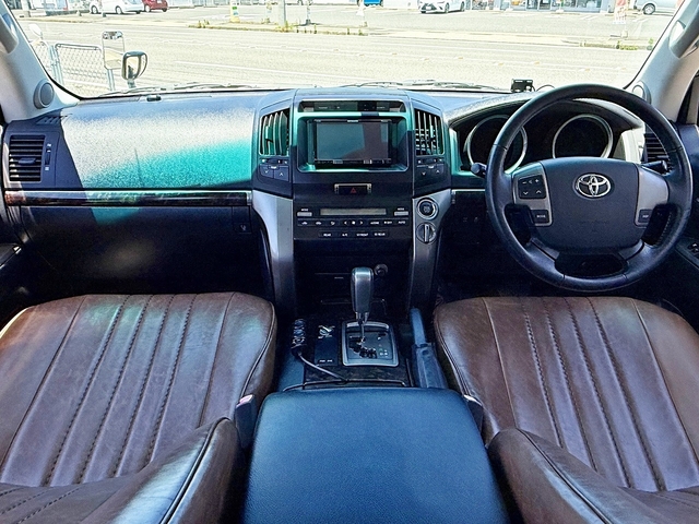 Toyota Land Cruiser 200 3