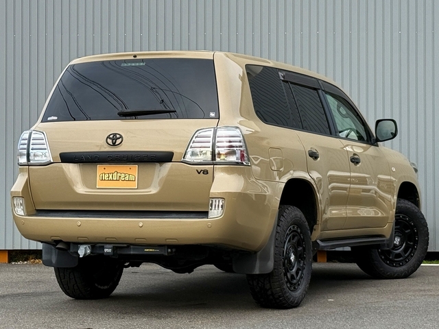 Toyota Land Cruiser 200 4