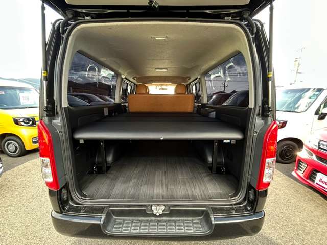 Toyota Hiace Van 12