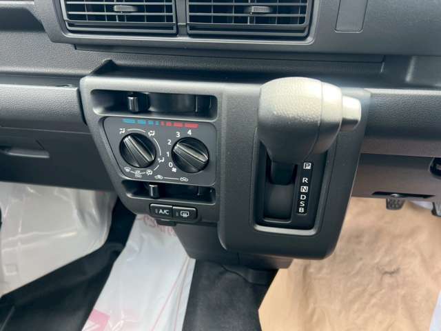 Daihatsu Hijet Cargo 13