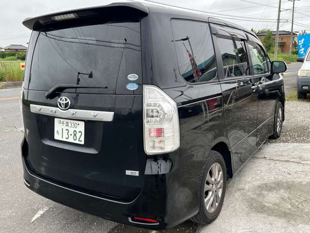 Toyota Voxy 11