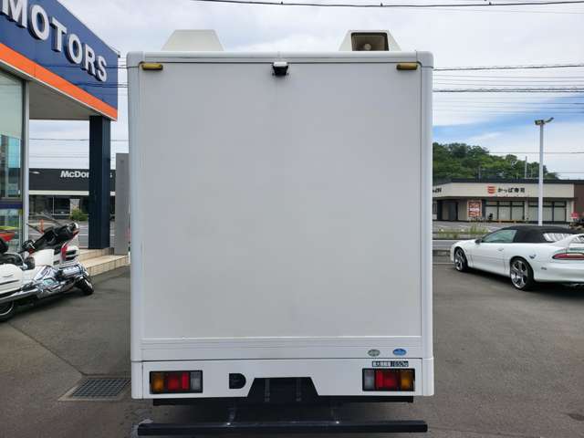 Isuzu Elf Van 11