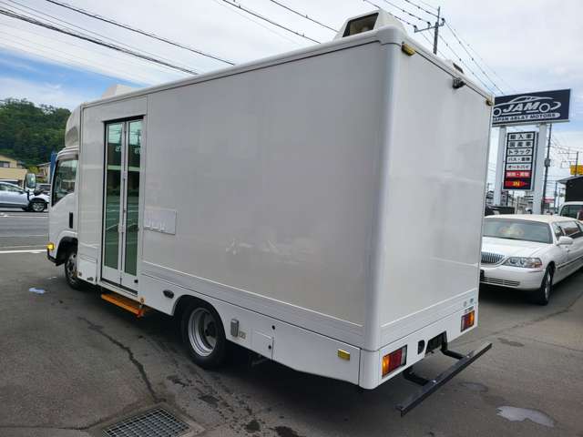 Isuzu Elf Van 2