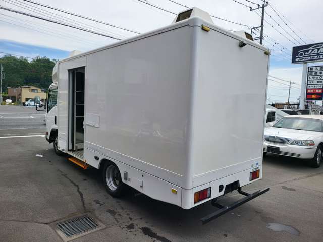 Isuzu Elf Van 10