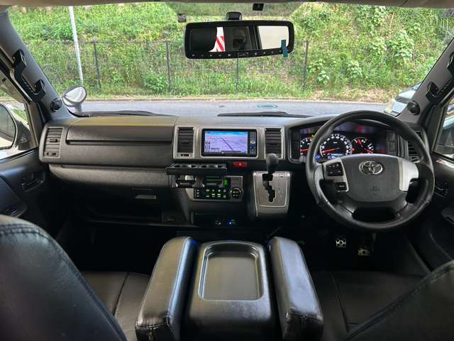Toyota Hiace Van 6