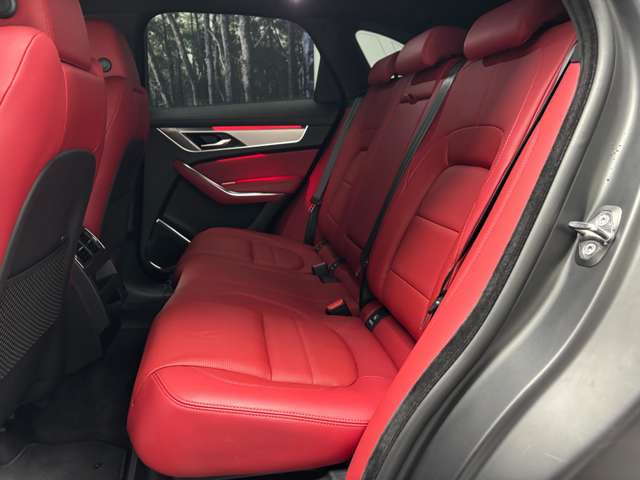 Jaguar F-Pace 6