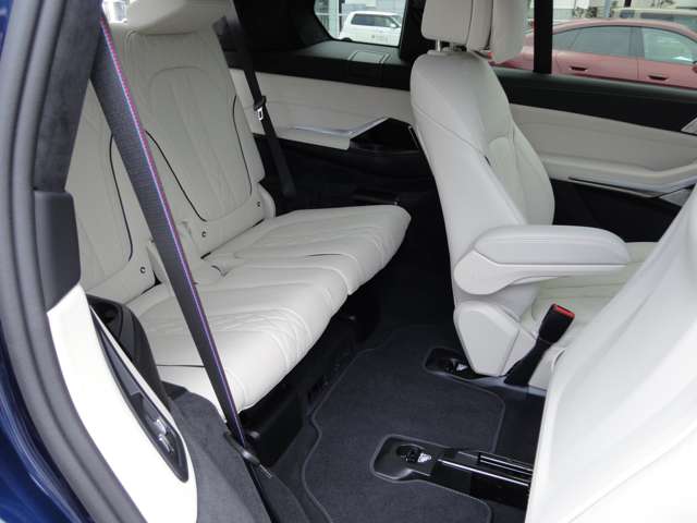 BMW X7 6