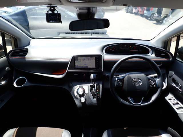 Toyota Sienta 3