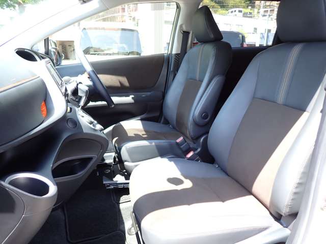Toyota Sienta 4