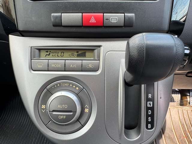 Daihatsu Mira 4