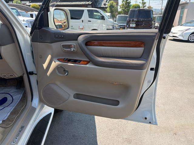 Toyota Land Cruiser Cygnus 8