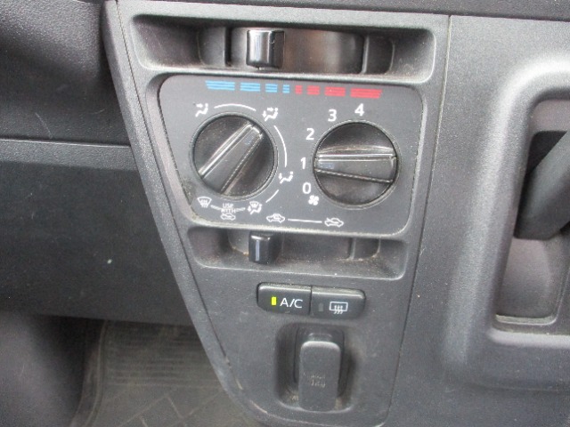 Daihatsu Hijet Cargo 5