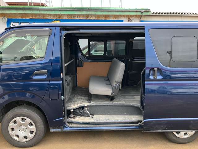 Toyota Hiace Van 5