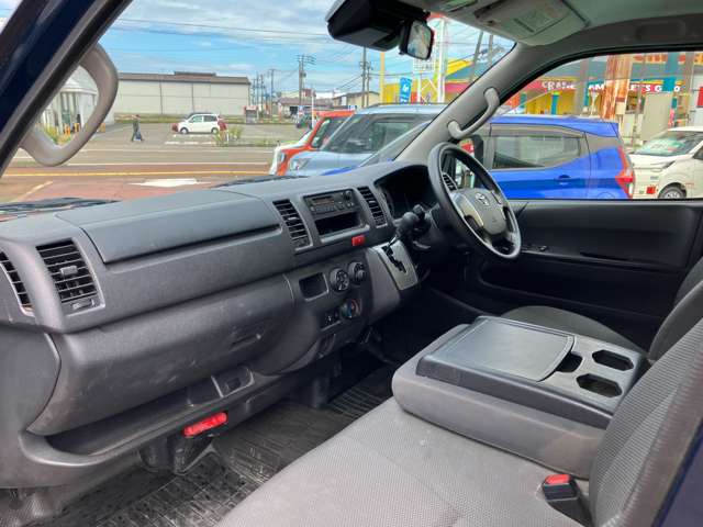 Toyota Hiace Van 7