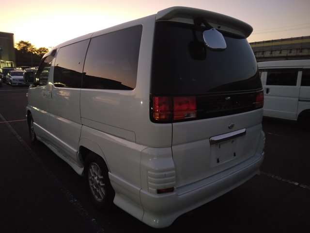 Nissan Elgrand 6