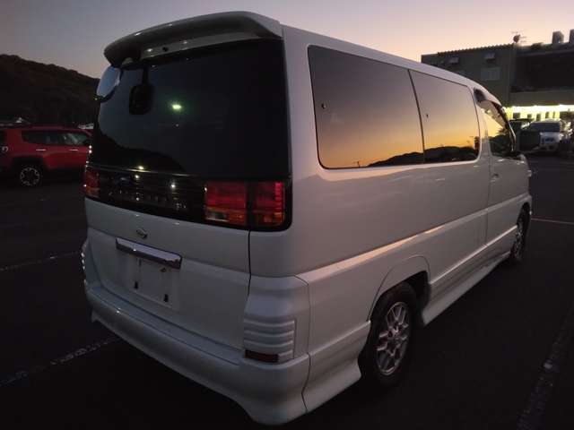 Nissan Elgrand 7