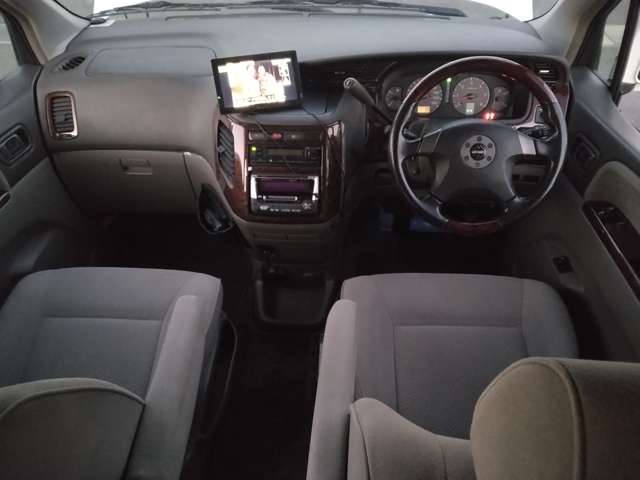 Nissan Elgrand 8