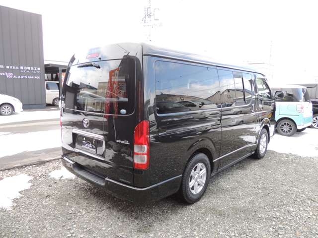 Toyota Hiace Van 5