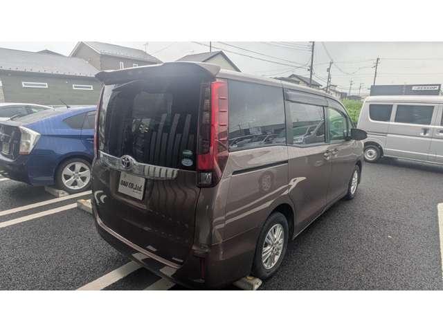 Toyota Noah 12