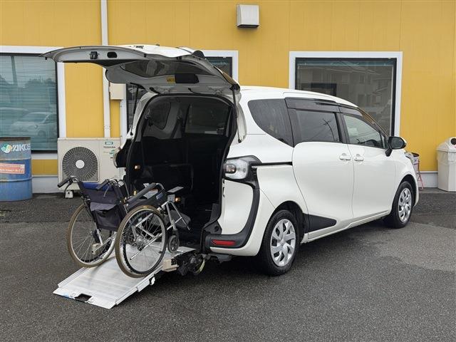 Toyota Sienta 9