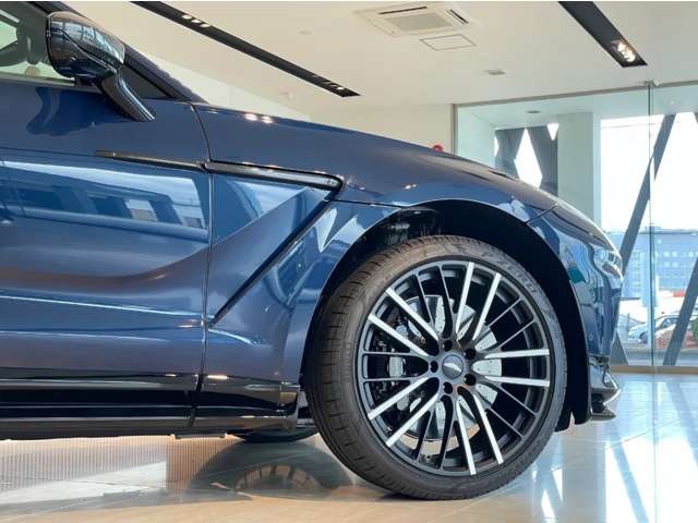Aston Martin DBX 5