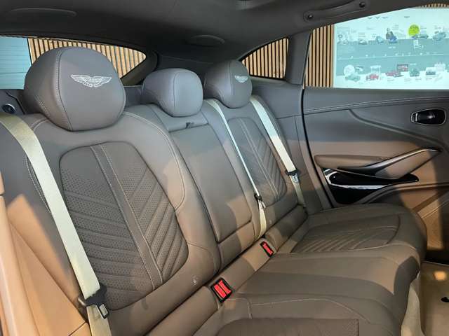 Aston Martin DBX 6
