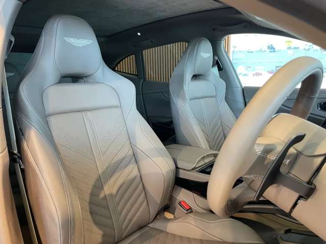 Aston Martin DBX 7