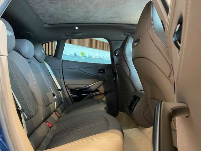 Aston Martin DBX 8