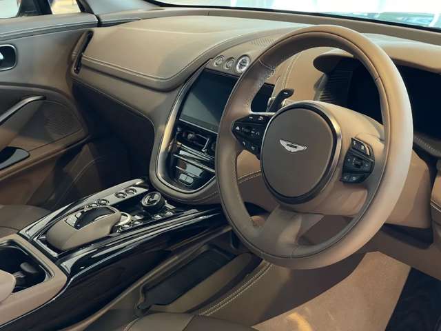 Aston Martin DBX 9