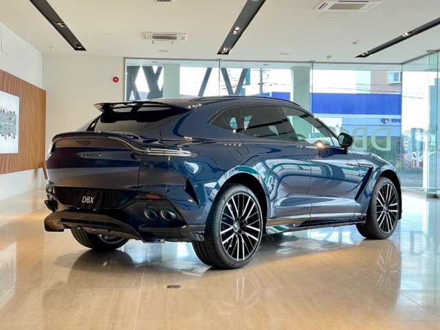 Aston Martin DBX 10