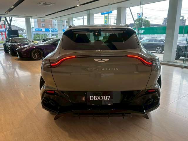 Aston Martin DBX 11